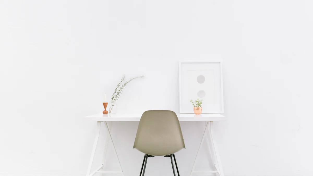 Minimalismo e Colori Vivaci: Una Guida Pratica Minimalismo e Colori Vivaci: Una Guida Pratica